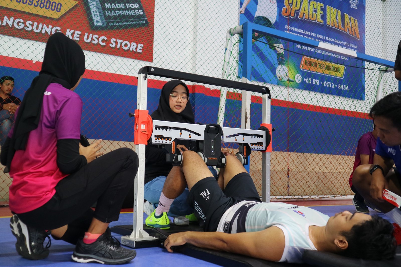 Tim Activecheck.id terdiri dari para profesional di bidang olahraga dan teknologi sedang berdiskusi di ruang meeting